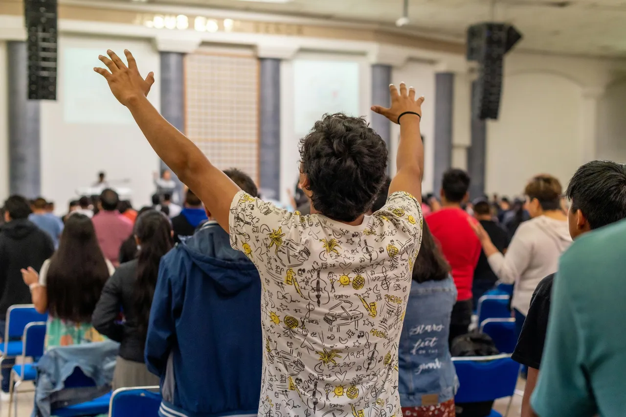 Reuniones generales para toda la familia en la iglesia Él es Real