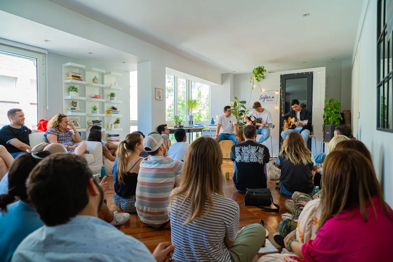 Niños y jóvenes en una actividad de la iglesia Él es Real